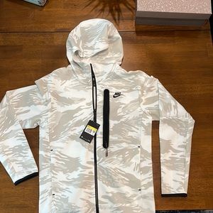 NEW!!! Men’s size SMALL Nike tech zip up sweatshirt